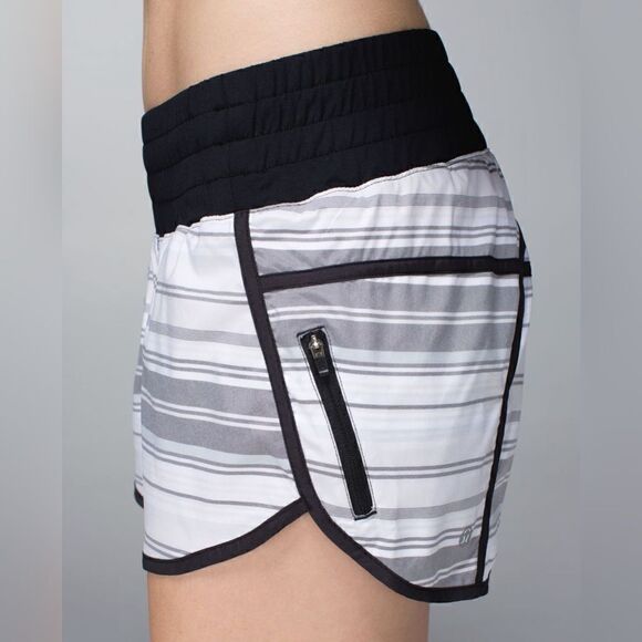 Lululemon Tracker Short II 
Mini Groovy Stripe Dune Horizontal Black Size 6 - Picture 2 of 12
